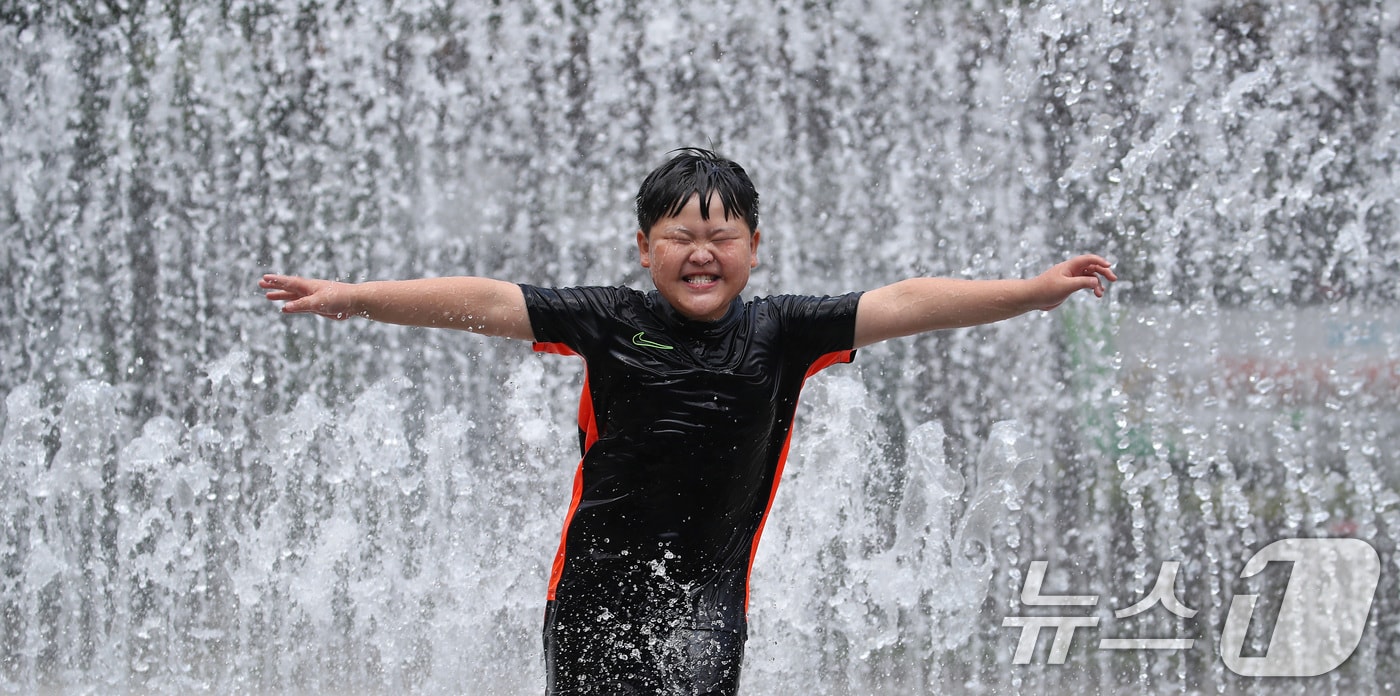 오전부터 강한 햇볕이 내리쬔 23일 대구 서구 서부도서관 앞 평리공원 바닥분수에서 한 어린이가 물줄기 속으로 뛰어들어 더위를 날리고 있다. 2025.7.23/뉴스1 ⓒ News1 공정식 기자