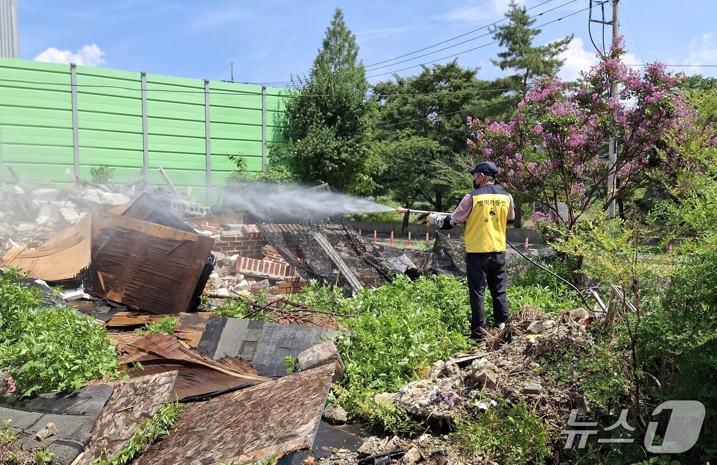 울주군보건소 관계자가 23일 울주군 수해지역에서 특별방역을 실시하고 있다. (울주군보건소 제공. 재판매 및 DB 금지) /뉴스1