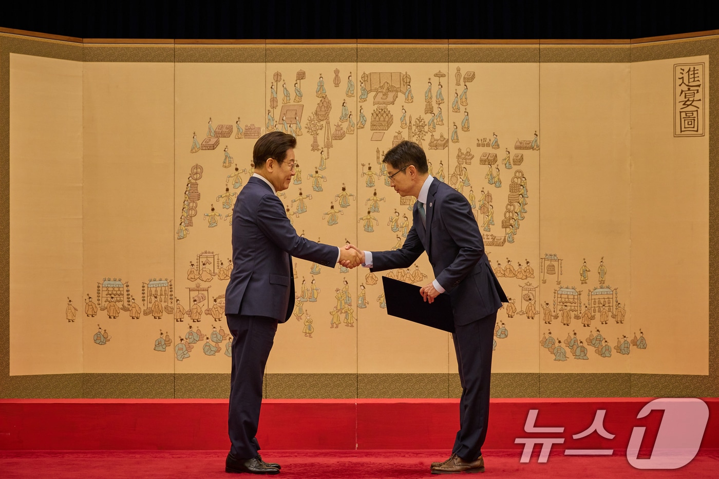 이재명 대통령이 2025년 7월 23일 서울 용산 대통령실 청사에서 열린 임명장 및 위촉장 수여식에서 김경수 지방시대위원장에게 임명장을 수여하고 있다. (대통령실 제공. 재판매 및 DB 금지) 2025.7.23/뉴스1 ⓒ News1 허경 기자