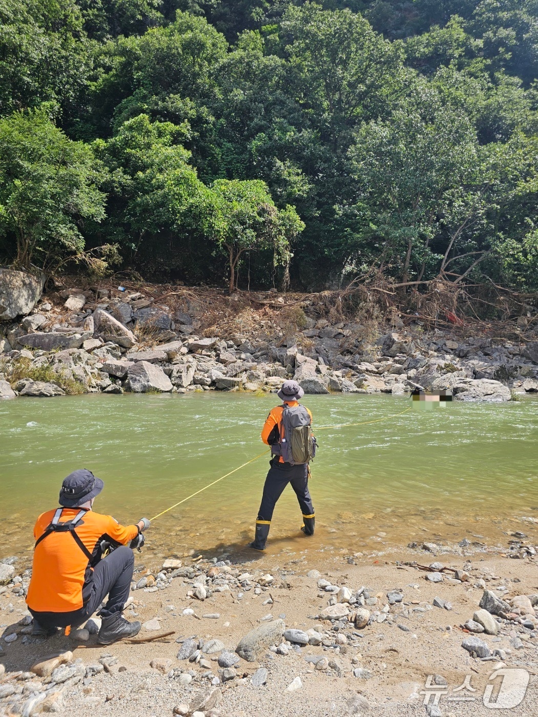  23일 경기 가평군 상면 돌섬유원지 일대에서 강원도 특수대응단이 시신을 인양하고 있다. (강원도소방재난본부 제공)/뉴스1