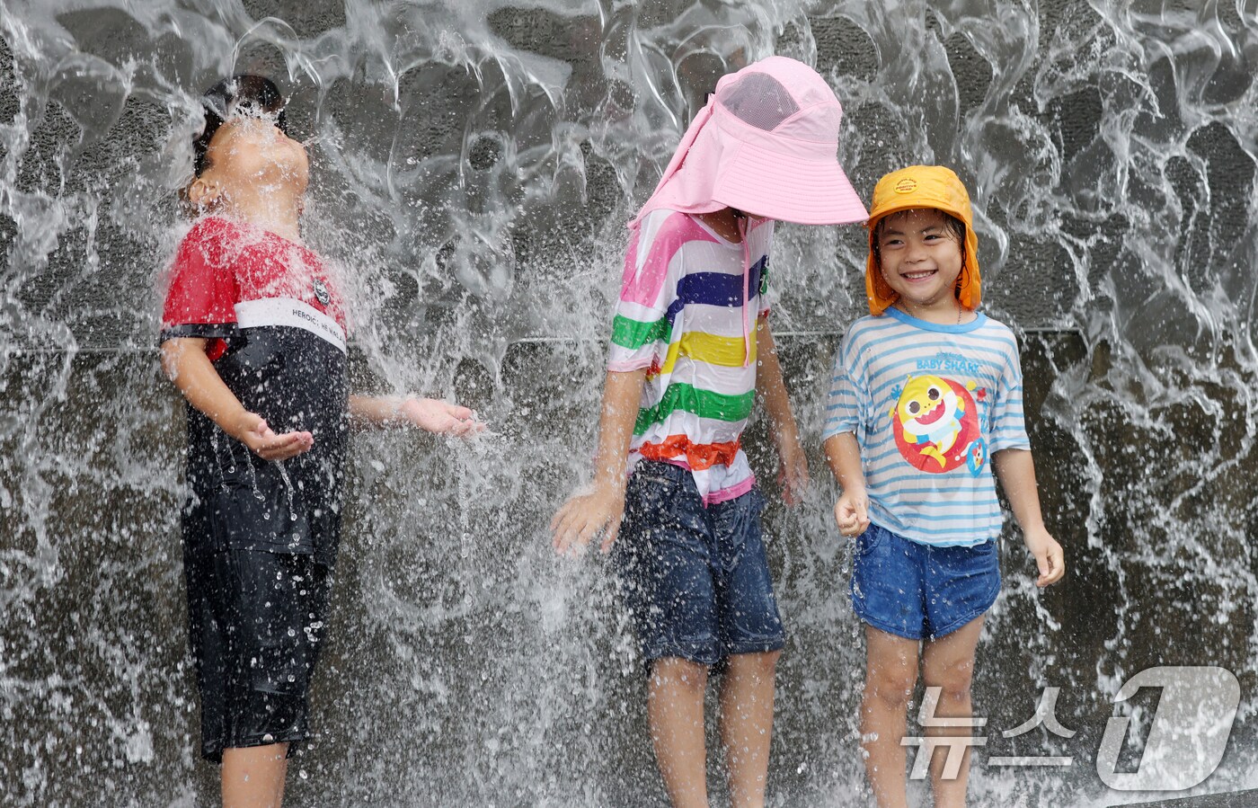 폭염 속 물놀이. ⓒ News1