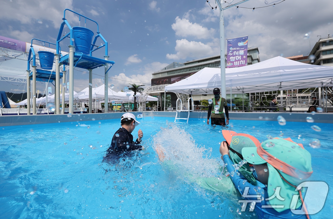 낮 최고기온이 35도까지 오르며 전국이 무더운 날씨를 보인 23일 서울 종로구 광화문광장에 마련된 2025 서울썸머비치 물놀이장을 찾은 어린이들이 물놀이를 즐기고 있다. 2025.7.23/뉴스1 ⓒ News1 김성진 기자