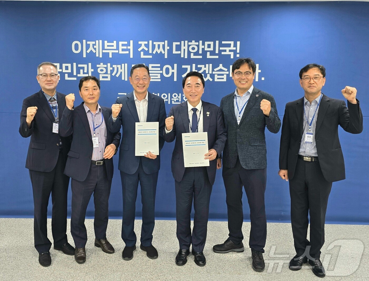 23일 국정기획위원회 간담회. 왼쪽부터 최석영 해남군 기획실장, 박규견 군산대 교수, 명현관 해남군수, 박수현 국가균형성장특별위원회위원장, 권봉오 군산대 대학원장, 박경일 해양바이오특성화대 학장 (해남군 제공. 재판매 및 DB금지) /뉴스1 