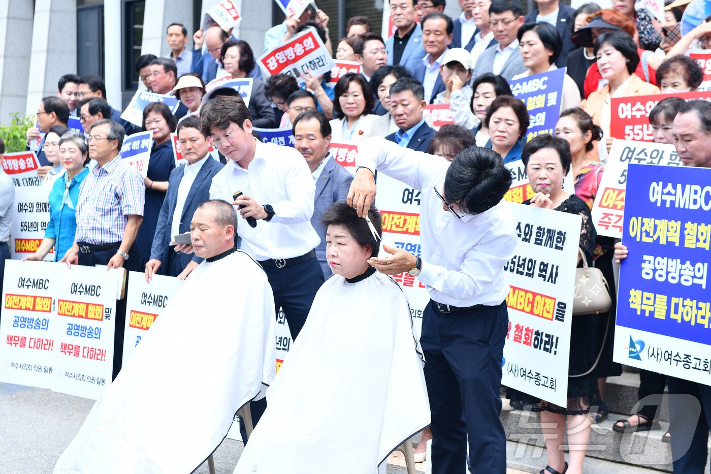 전남 여수시의회가 '여수MBC 순천 이전'에 대한 전면 철회를 촉구하며 삭발식까지 단행했다.(여수시의회 제공. 재판매 및 DB 금지)