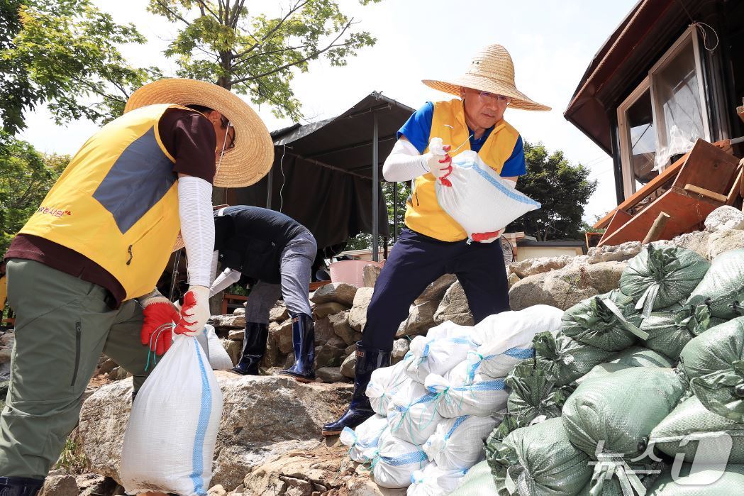 서산시 수해 피해 마을에서 환경정비 활동 중인 이성해 국가철도공단 이사장(오른쪽)과 본사 직원봉사단(국가철도공단 제공.재판매 및 DB금지)/뉴스1
