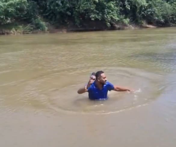 실종 사건을 취재하던 브라질 기자가 강 바닥에서 무언가를 밟고 놀라는 모습.(엑스 'Collin Rugg')