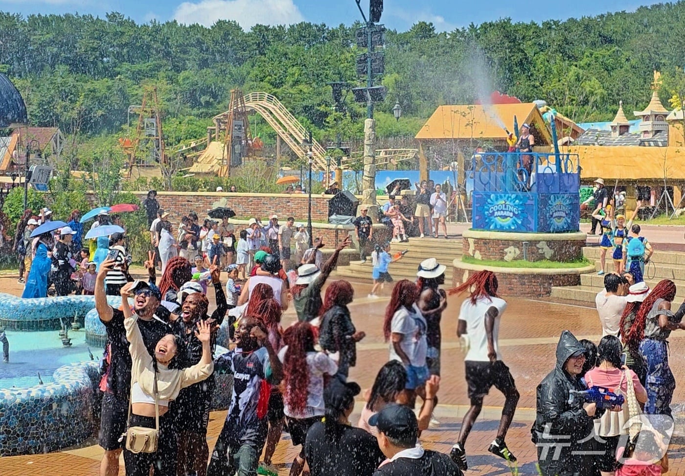 롯데월드 어드벤처 부산 '쿨링 퍼레이드' 모습. (롯데월드 부산 어드벤처 제공. 재판매 및 DB 금지)