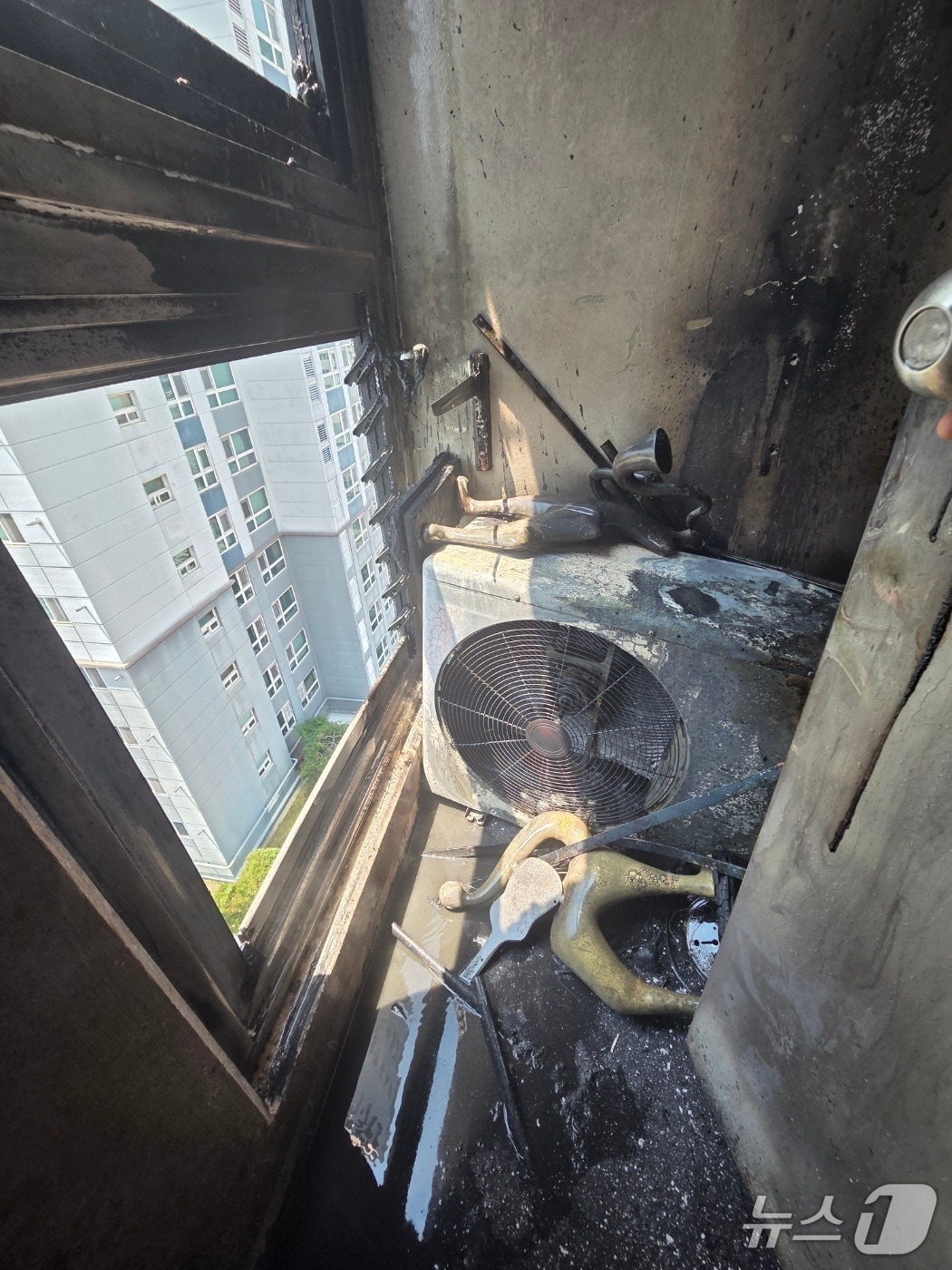 23일 부산 사하구 괴정동 화재 에어컨 실외기.(부산소방재난본부 제공. 재판매 및 DB 금지)