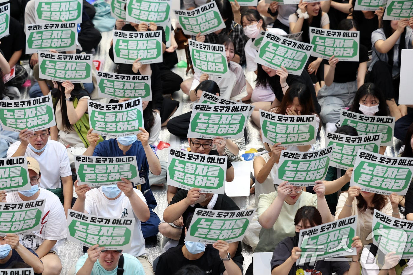 민주노총 전국보건의료산업노동조합 조선대학교병원지부가 광주 동구 조선대병원 1층 로비에서 총파업 전야제를 열고 있다. -ⓒ 뉴스1 이승현 기자