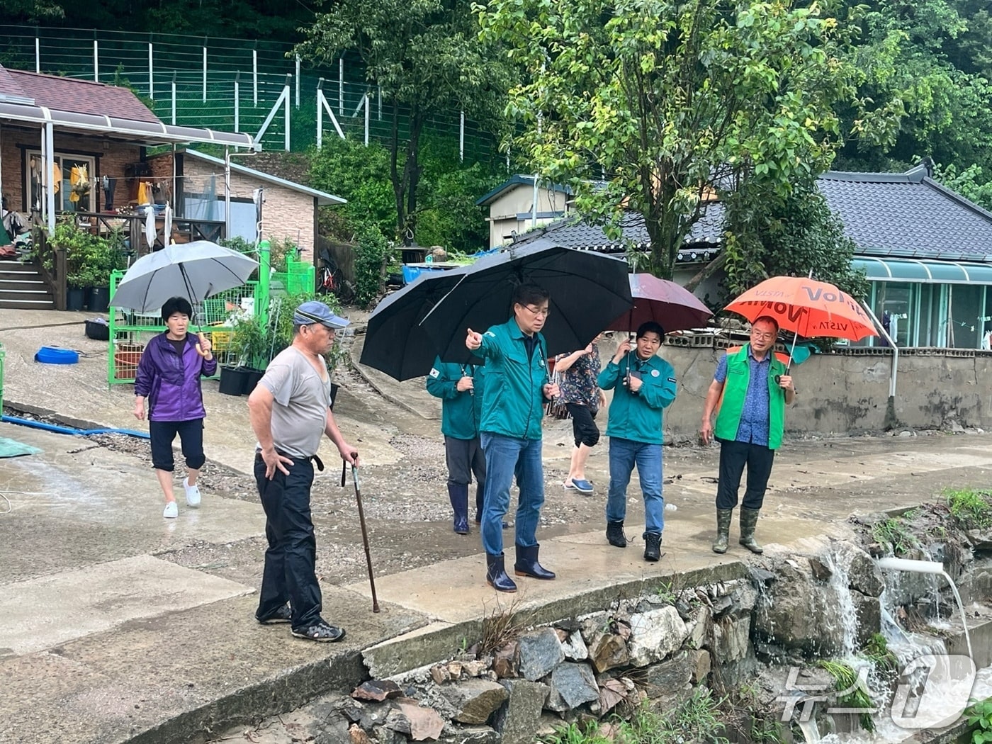 진병영 함양군수가 지난 19일 지역의 집중 호우 취약 시설을 점검하고 있다(함양군 제공. 재판매 및 DB금지).