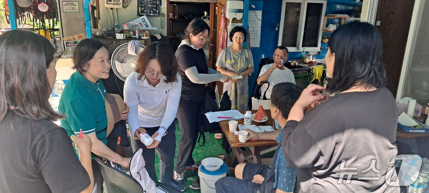 경기 가평군이 집중호우로 피해를 입은 지역 주민들을 위해 '찾아가는 진료'를 실시하고 있다.(가평군 제공)/뉴스1