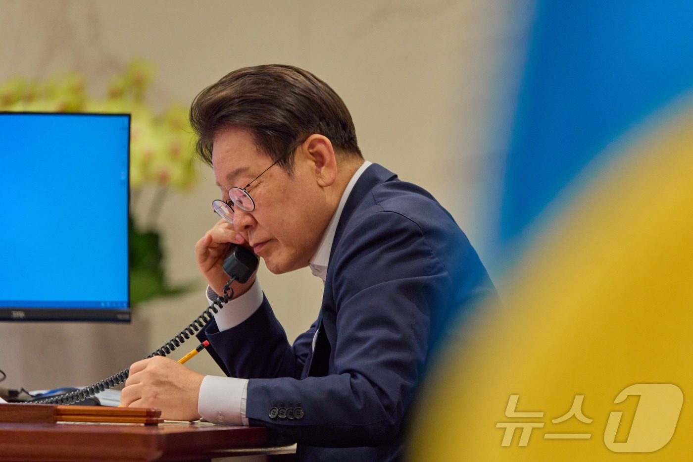 이재명 대통령이 23일 서울 용산 대통령실 청사 집무실에서 울프 크리스터손(Ulf Kristersson) 스웨덴 총리와 전화 통화하고 있다. (대통령실 제공. 재판매 및 DB 금지) 2025.7.23/뉴스1 ⓒ News1 허경 기자