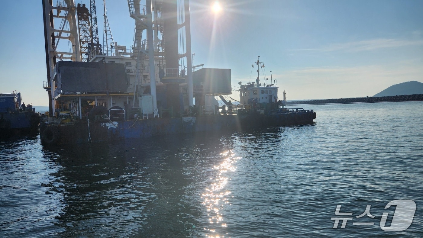 23일 오후 서귀포 성산항 인근에서 작업 중 폭발 사고가 발생한 예인선 A호(46톤).(제주도소방안전본부 제공. 재판매 및 DB 금지)