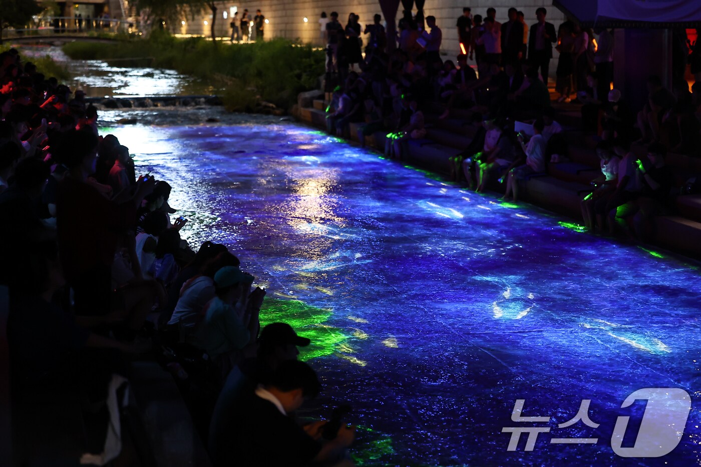 시민들이 야외에서 더위를 식히는 모습(자료사진)./ 뉴스1 ⓒ News1 김도우 기자