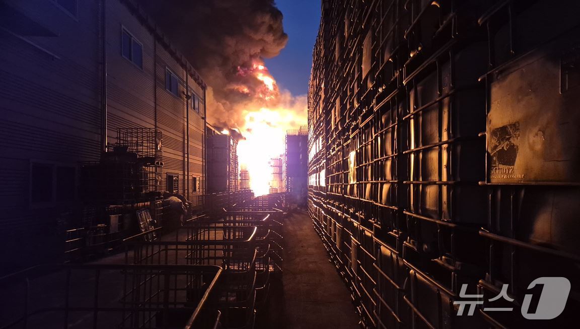 23일 오후 8시쯤 경북 칠곡군 가산면 한 플라스틱 제조 공장에서 불이 나 출동한 소방관이 진화작업을 하고 있다.(경북소방본부 제공. 재판매 및 DB금지)/뉴스1