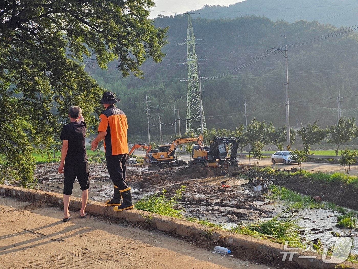 24일 산청군 신등면 율현리 산사태 실종자를 찾기 위해 구조대원과 주민이 수색 장소에 대해 대화를 나누고 있다. 2025.7.24/뉴스1 한송학기자