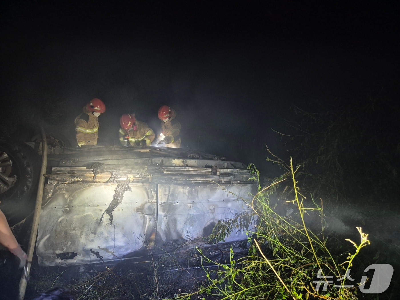 청양 정산면 칠갑산 터널 차량 화재 현장. (청양소방서 제공, 재판매 및 DB금지) / 뉴스1
