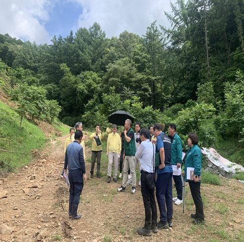 호우 피해를 본 아산 송악면 유곡리 일원을 점검하는 모습.(충남도 제공. 재판매 및 DB금지)/뉴스1 