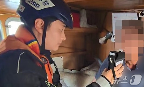 지난 23일 오전 경주시 읍천항 동방 22km 해상에서 음주상태로 배를 몰던 60대 선장이 포항해경의 불심검문에 적발됐다.(포항해양경찰서 제공, 재판매 및 DB금지) 2025.7.24/뉴스1