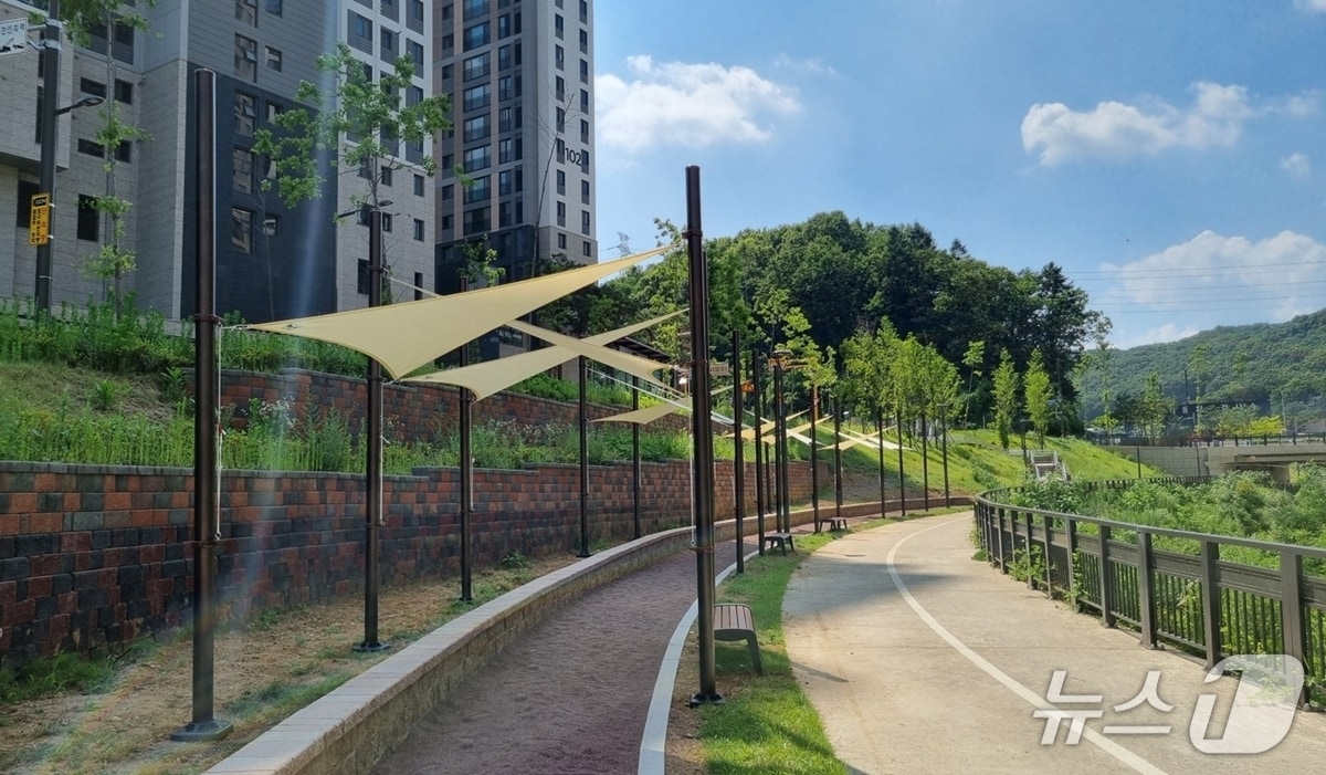 고산3호 근린공원에 조성된 '맨발 길' 모습.(광주시 제공)