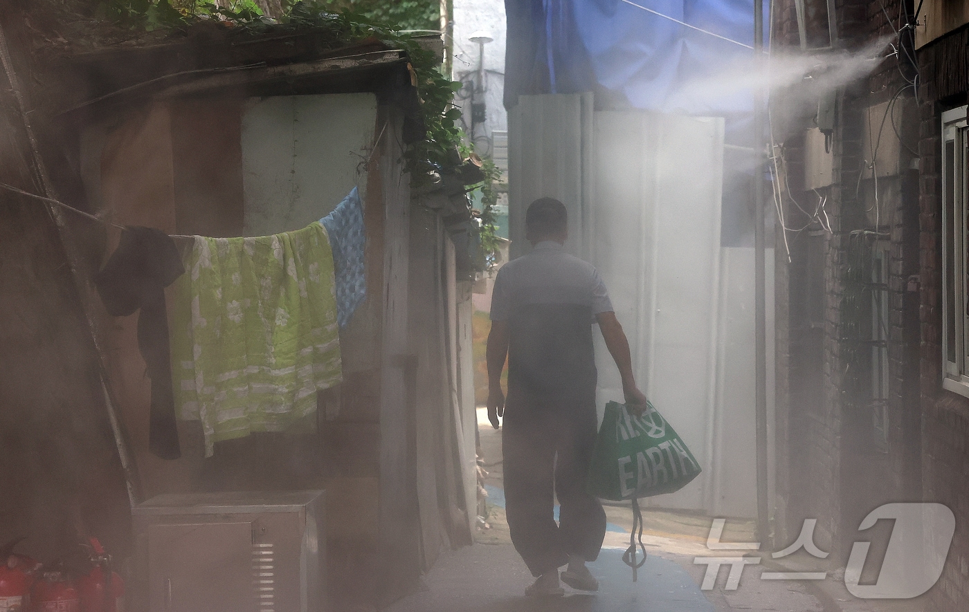무더위가 기승을 부리고 있는 24일 서울 종로구 후암동 쪽방촌 골목에 더위를 식혀줄 인공 안개(쿨링포그)가 분사되고 있다.2025.7.24/뉴스1 ⓒ News1 김진환 기자