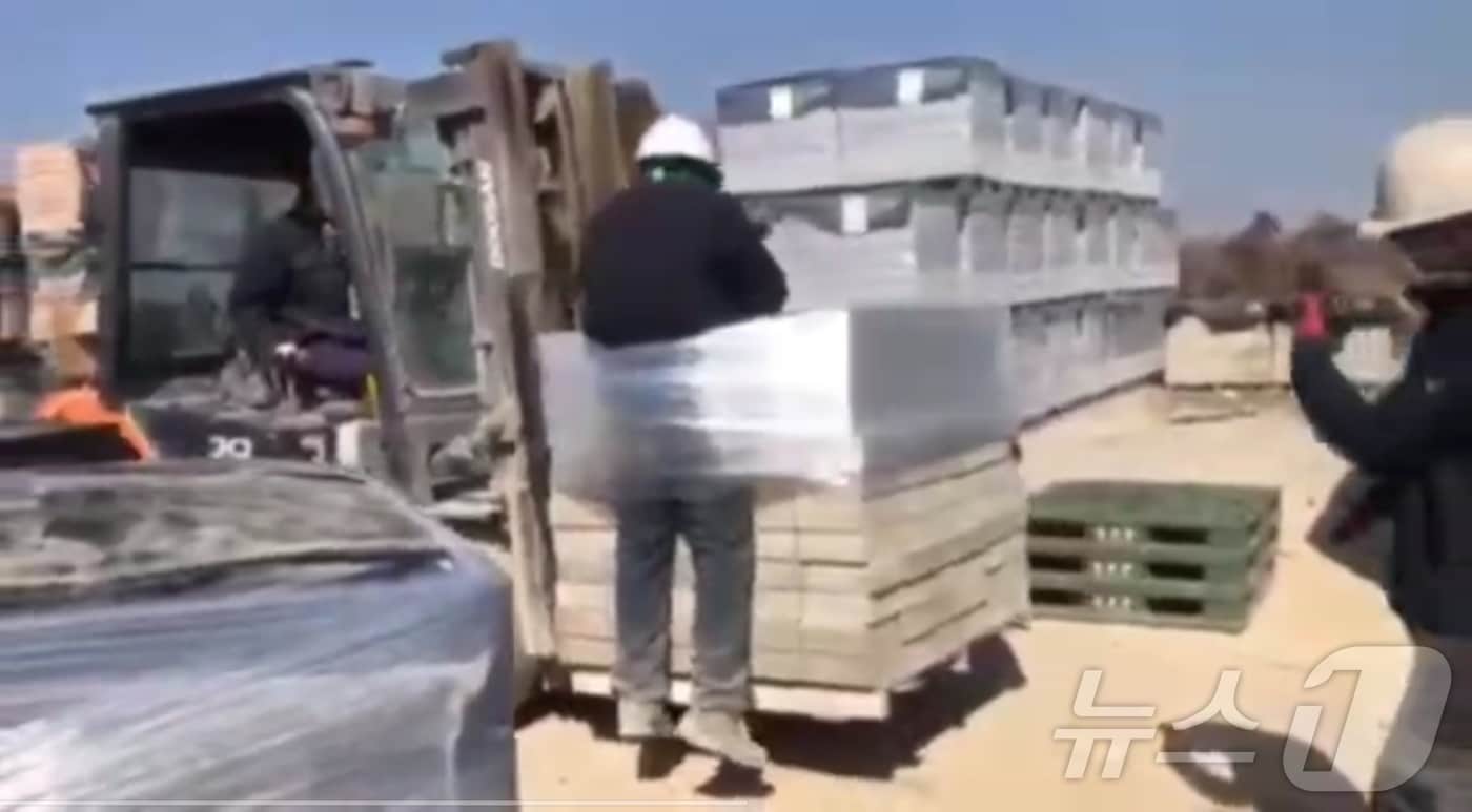 전남 나주시의 한 벽돌공장에서 외국인 노동자를 인권유린한 장면이 담긴 영상의 한 부분&#40;전남이주노동자인권네트워크 제공. 재판매 및 DB 금지&#41; /뉴스1