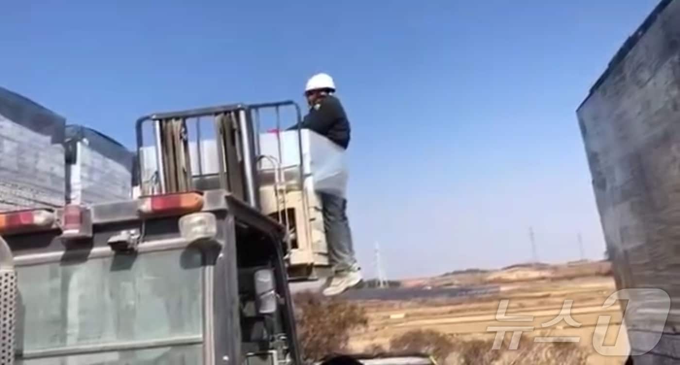 전남 나주시의 한 벽돌공장에서 외국인 노동자를 인권유린한 장면이 담긴 영상의 한 부분&#40;전남이주노동자인권네트워크 제공. 재판매 및 DB 금지&#41; ⓒ News1 박지현 기자