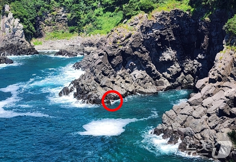 24일 오전 제주 서귀포시 황우지 해안 앞바다에 70대가 빠졌다가 구조됐다.(제주도소방안전본부 제공. 재판매 및 DB 금지)