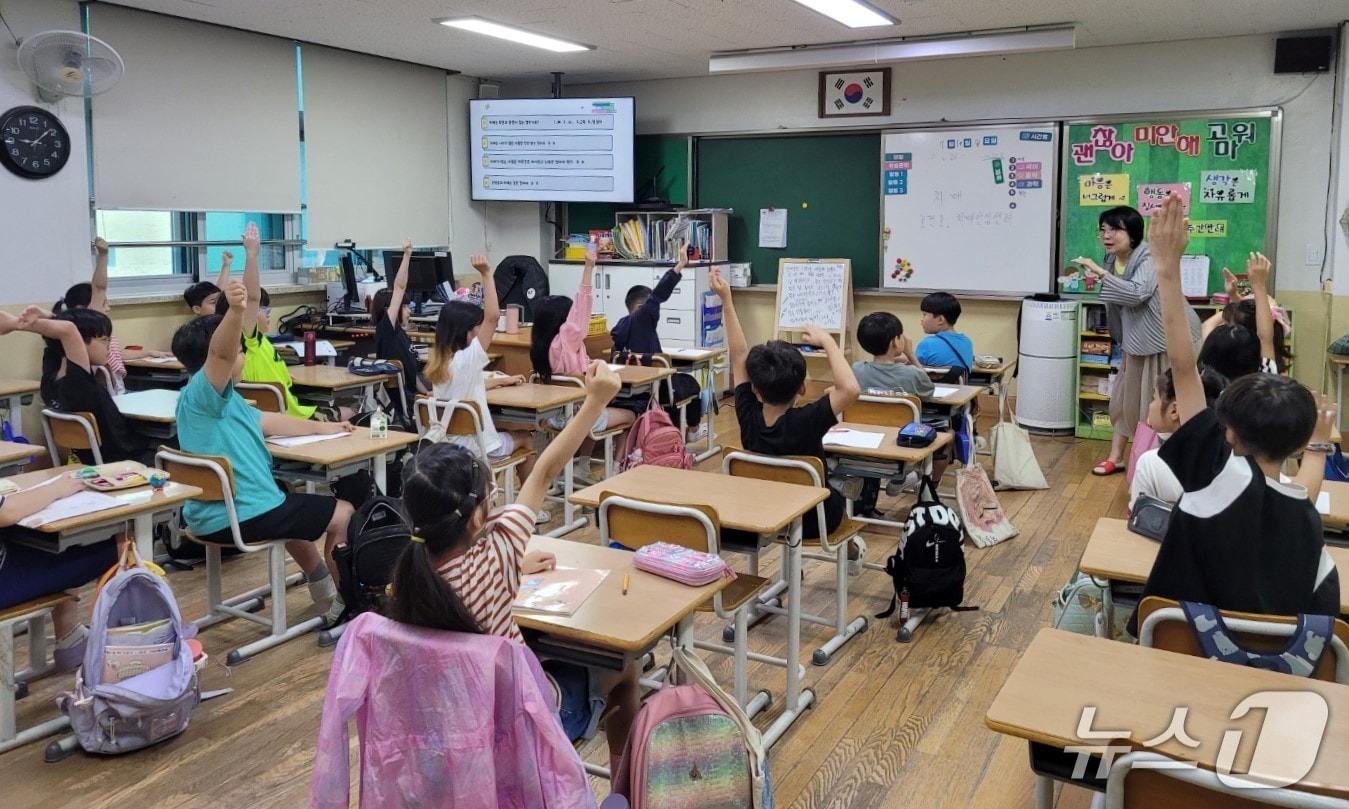 하안북초교에서 '초등학생 치매파트너' 양성교육이 진행 중이다.(광명시 제공)