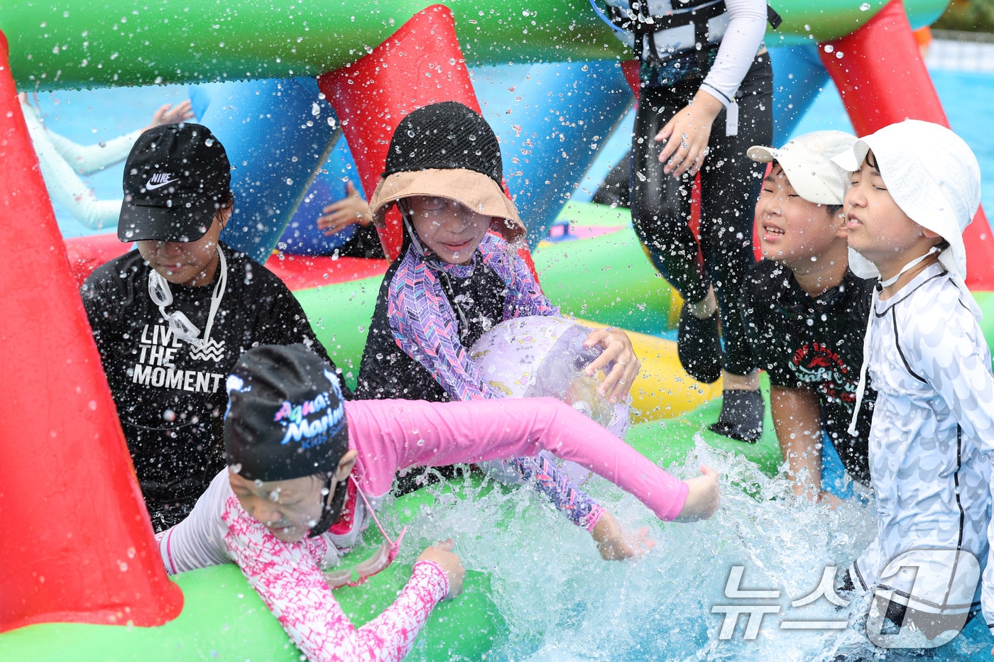 물놀이 하는 어린이들.(뉴스1 DB)