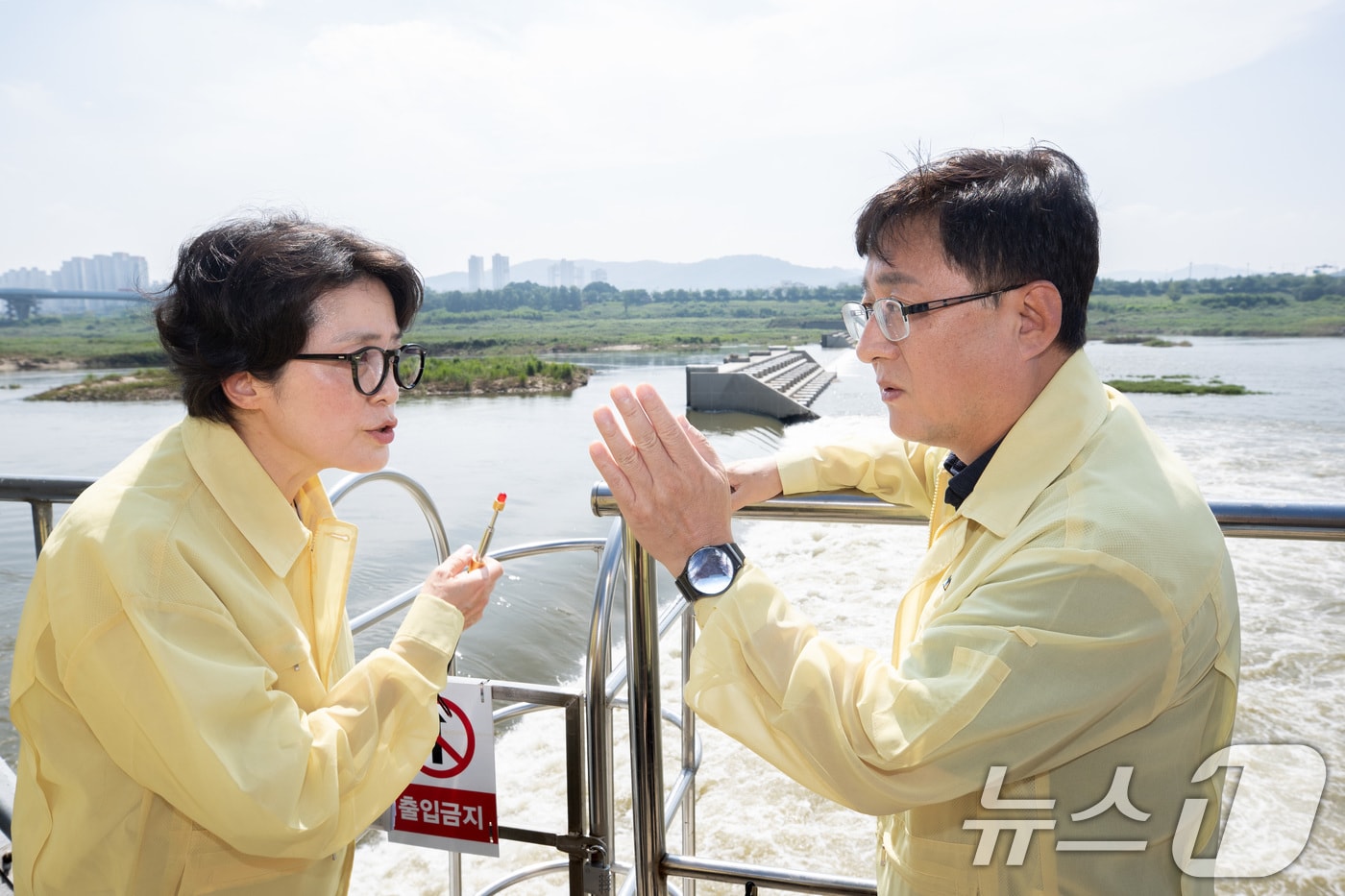 김성환 환경부 장관이 24일 4대강 재자연화 검토를 위해 세종시 세종보 현장을 살펴보고 있다. (환경부 제공. 재판매 및 DB 금지) 2025.7.24/뉴스1