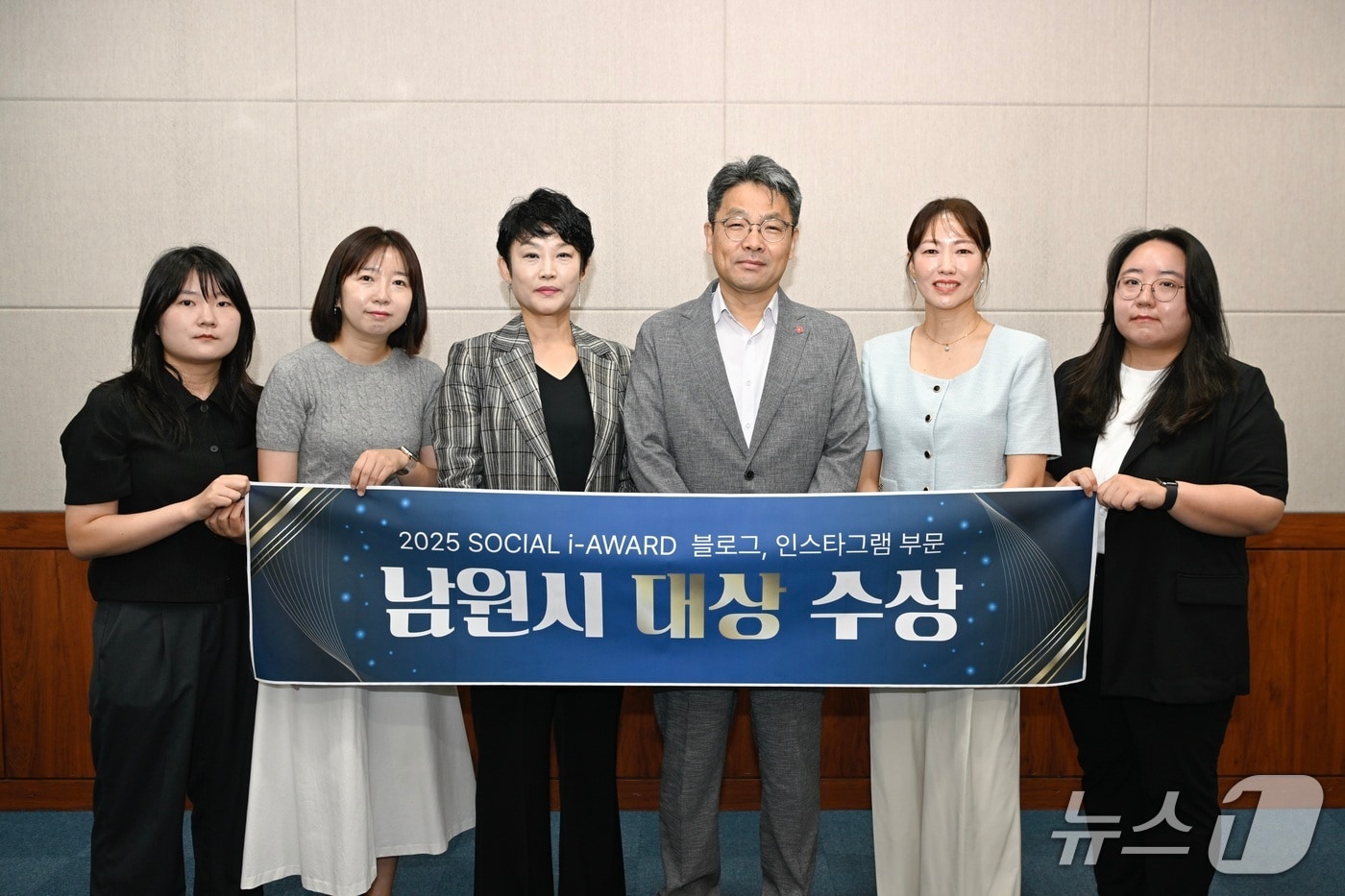 전북 남원시가 ‘소셜아이어워드 2025’에서 기초자치단체 분야 블로그와 인스타그램 부문 대상을 수상했다. 이성호 부시장과 홍보전산과 직원들이 기념 촬영읋 하고 있다.(남원시 제공. 재판매 및 DB금지)/뉴스1