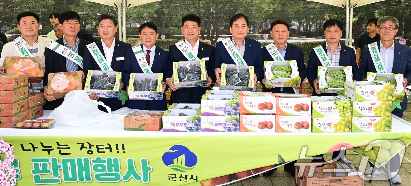 농산물 판촉을 위해 24일 자매도시인 전북 군산시를 찾은 배낙호 김천시장(왼쪽)과 나영민 김천시의장 등이 군산시청에서 판촉활동을 하고 있다. (김천시 제공. 재판매 및 DB금지) 2025.7.24/뉴스1