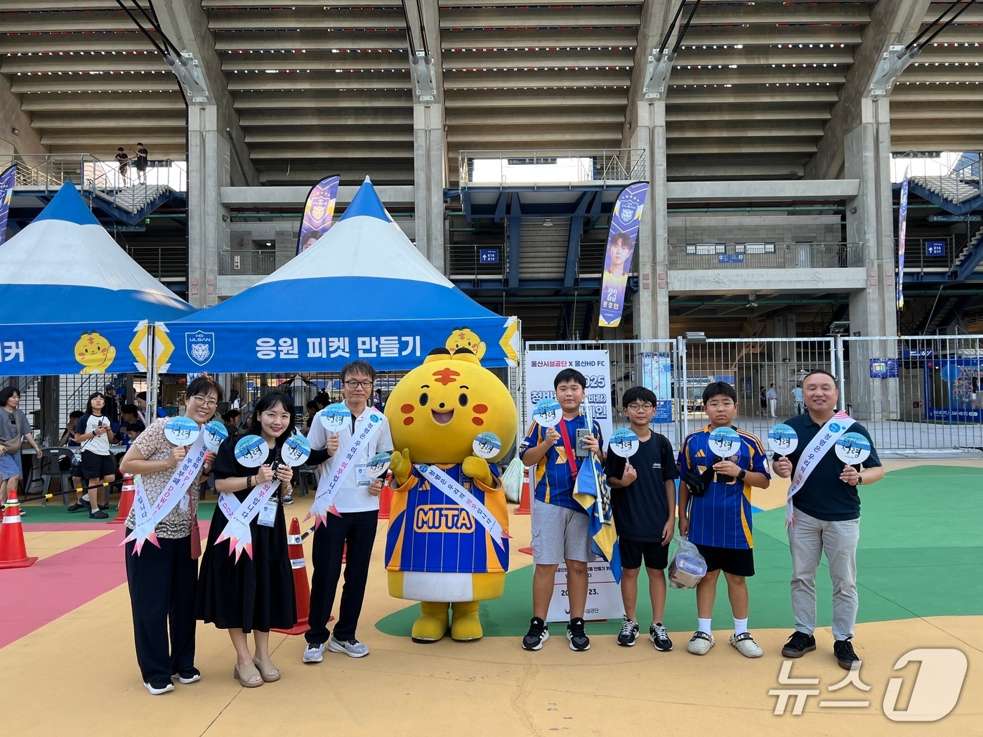 울산시설공단(이사장 김규덕) 문수체육시설 소속 직원들은 문수축구경기장에서 열린 프로축구 경기 현장에서 ‘2025 청바람(청렴+바람) 캠페인’을 실시했다고 24일 밝혔다.