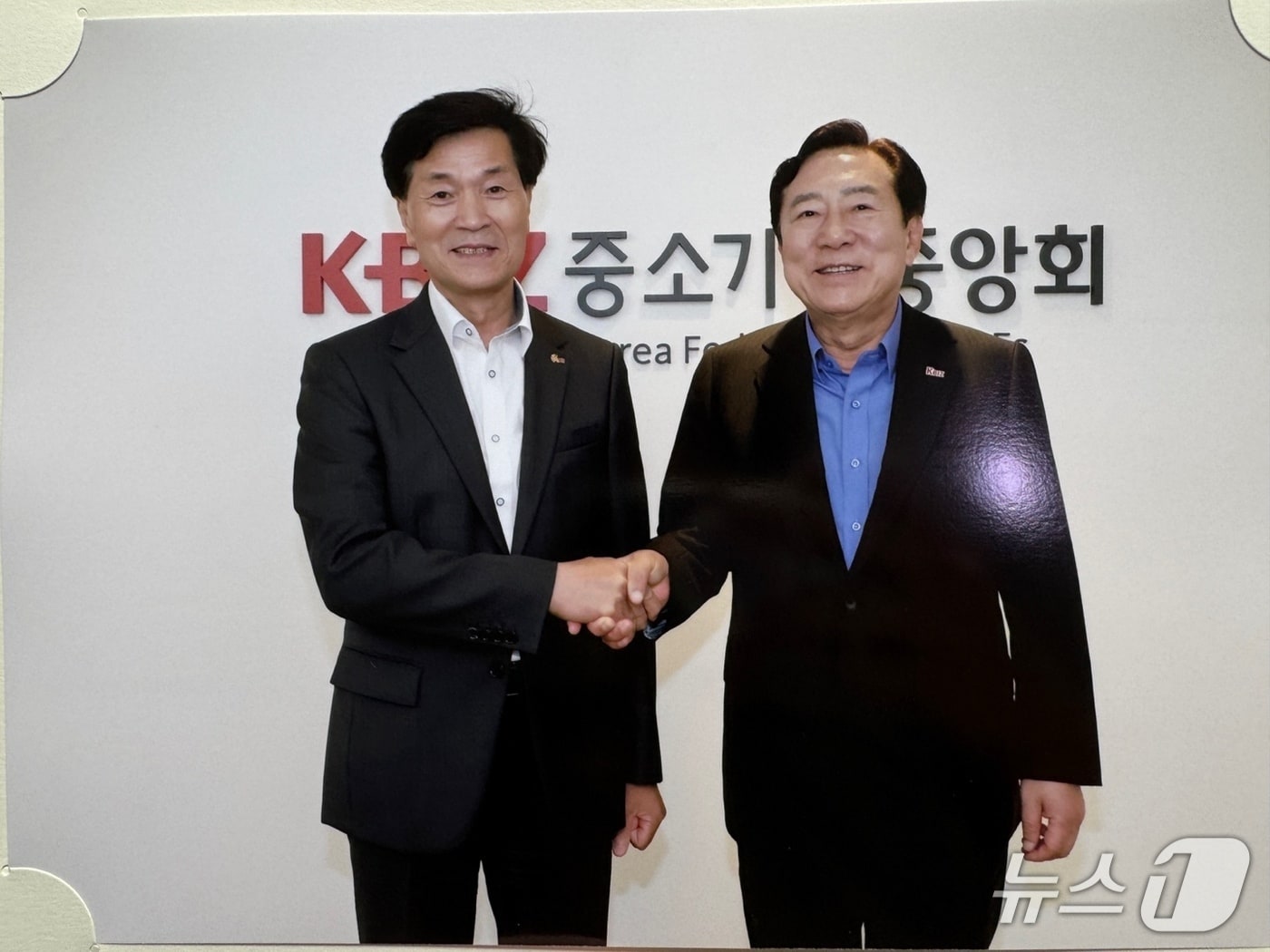 안병구 밀양시장&#40;왼쪽&#41;이 24일 서울 영등포구 중소기업 중앙회를 방문했다.&#40;밀양시 제공. 재판매 및 DB금지&#41;