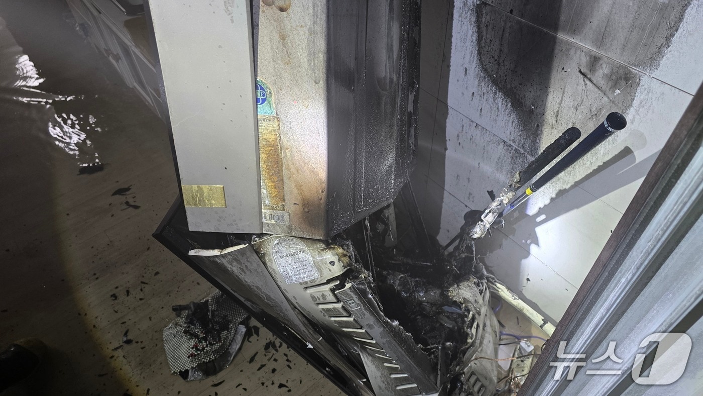 24일 0시 8분께 울산 북구 송정동의 한 아파트 8층에서 불이 났다.(울산소방본부 제공. 재판매 및 DB금지)/뉴스1