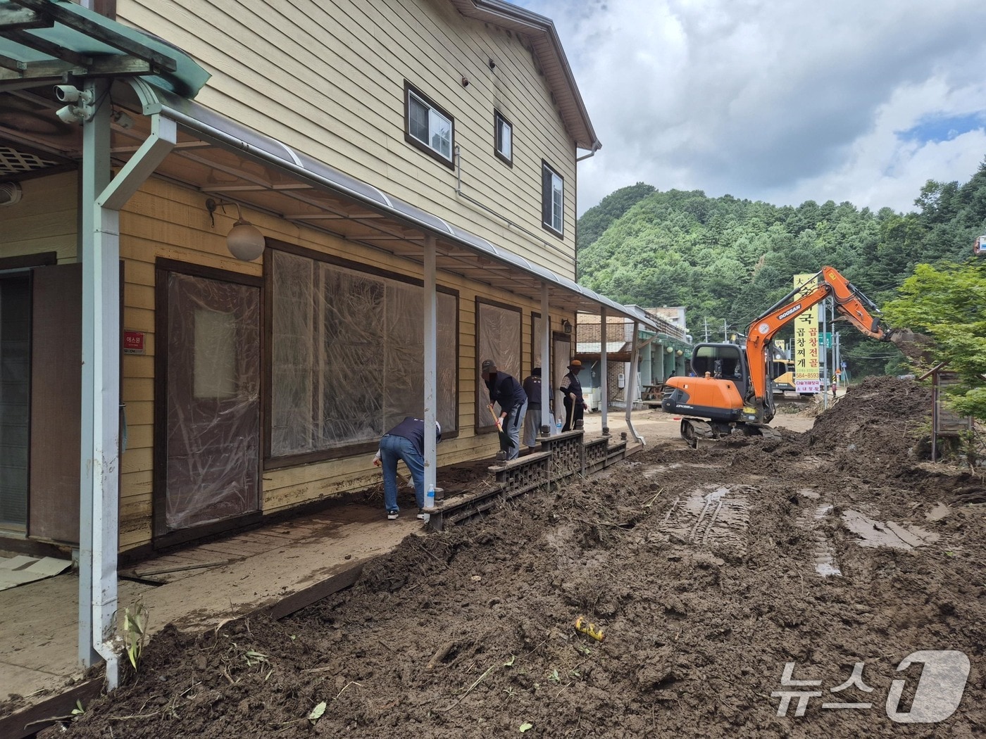 법무부는 정성호 장관 지시로 지난 20일 '피해복구 지원단'을 구성해 사회봉사명령 대상자를 수해 현장에 긴급 투입했다고 24일 밝혔다.(법무부 제공)