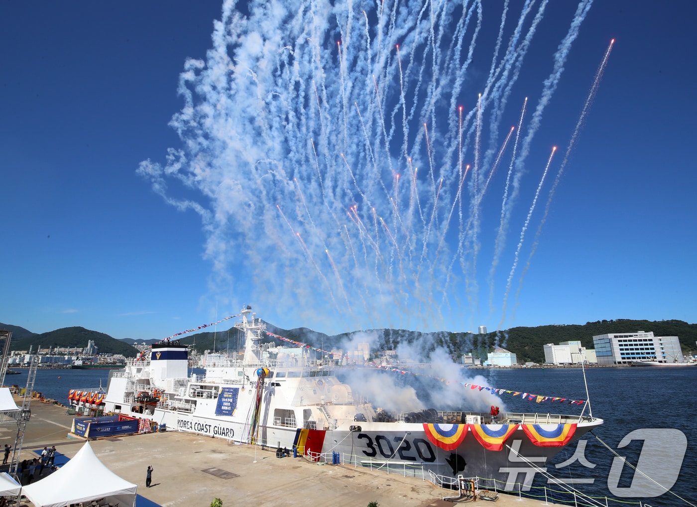 24일 오후 부산 사하구 강남조선소에서 해양경찰 최신예 경비함정 태평양 20호(3020함) 진수식이 열리고 있다. 3000톤급인 3020함은 총길이 122m, 폭 15m, 최대속력 24노트로 운항할 수 있으며, 10m급 고속단정 2척과 분당 20톤의 물분사가 가능한 소화포 3대를 탑재했다. 짙은 안개와 거친 해상 기상에서도 작전 수행이 가능 하도록 전자광학추적장비, 고성능 레이더 및 원격조종 무기체계 등을 갖췄다. 2025.7.24/뉴스1 ⓒ News1 윤일지 기자
