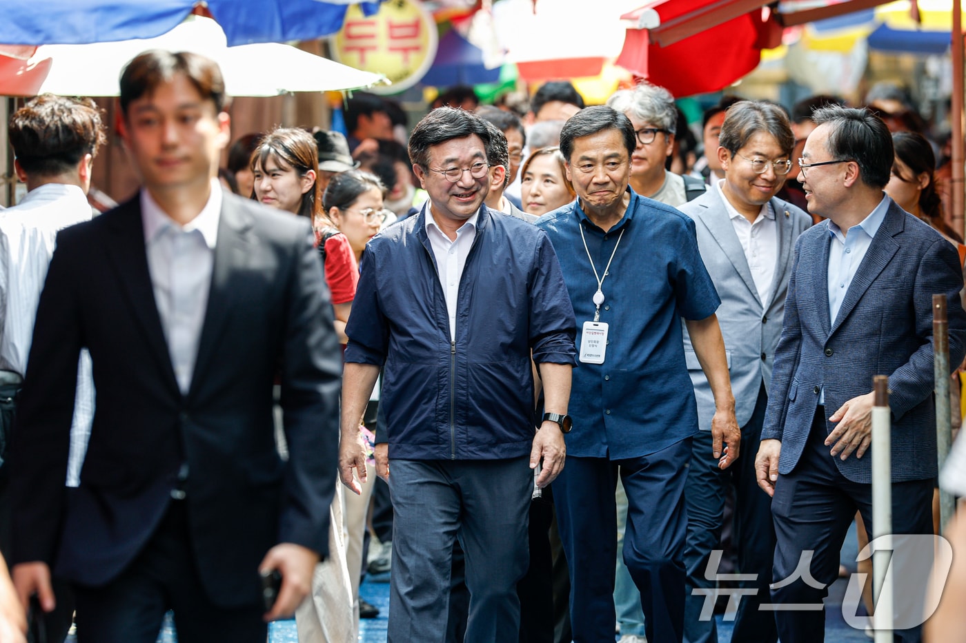 윤호중 행정안전부 장관이 24일 서울 금천구 비단길현대시장을 찾아 민생회복 소비쿠폰 사용 현장을 점검하고 있다. &#40;공동취재&#41; 2025.7.24/뉴스1 ⓒ News1 오대일 기자