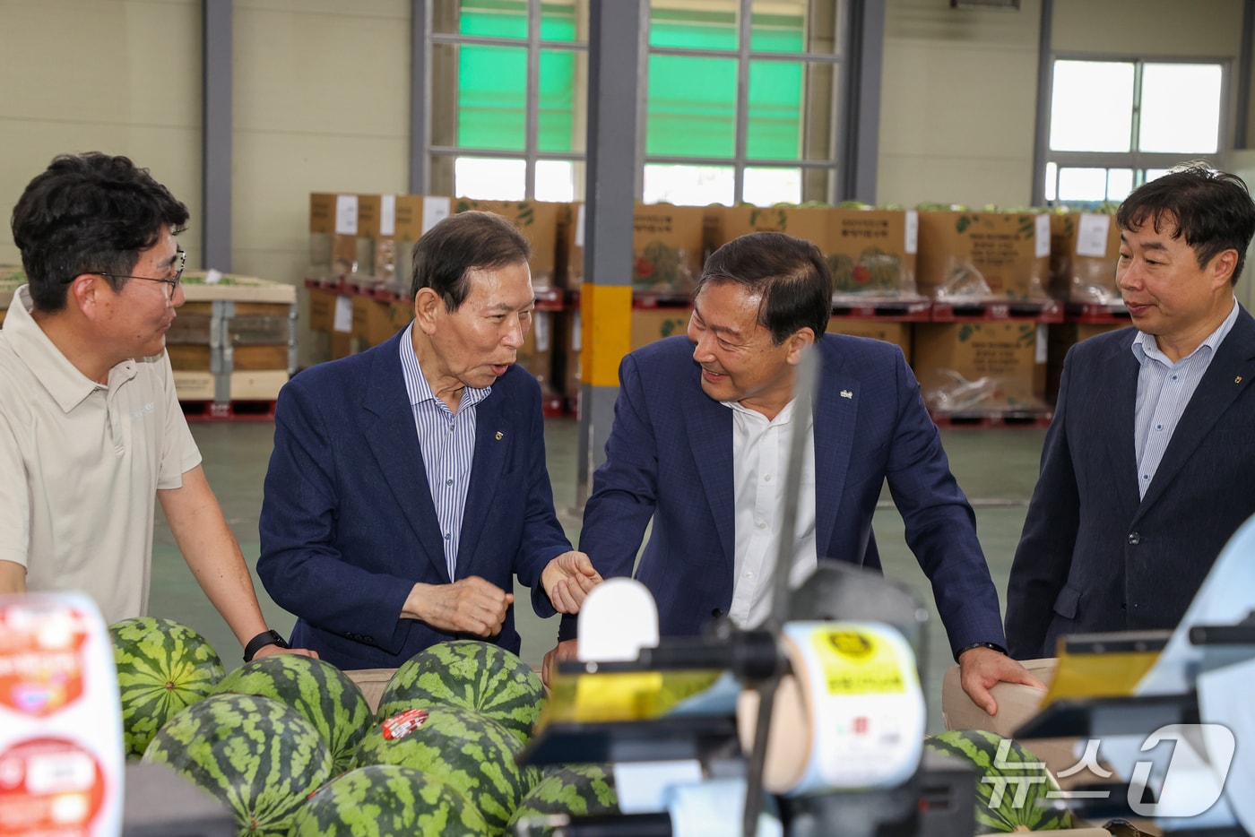 24일 전춘성 전북 진안군수(오른쪽 두번째)가 농특산물 산지유통센터 수박선별장을 방문해 현장을 점검하고 관계자들을 격려했다.(진안군제공. 재판매 및 DB금지)2025.7.24/뉴스1