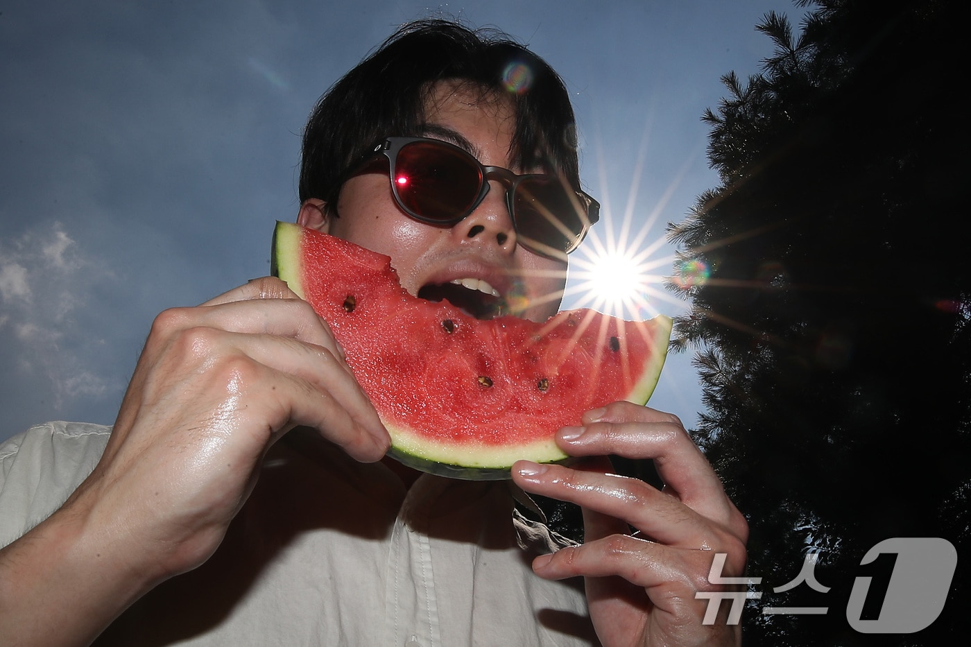 연일 폭염이 기승을 부린 24일 오후 대구 달서구 계명대 성서캠퍼스 한학촌에서 열린 '외국인 유학생 여름나기' 행사에서 한 학생이 수박 맛있게 먹는 시범을 보이고 있다. 2025.7.24/뉴스1 ⓒ News1 공정식 기자