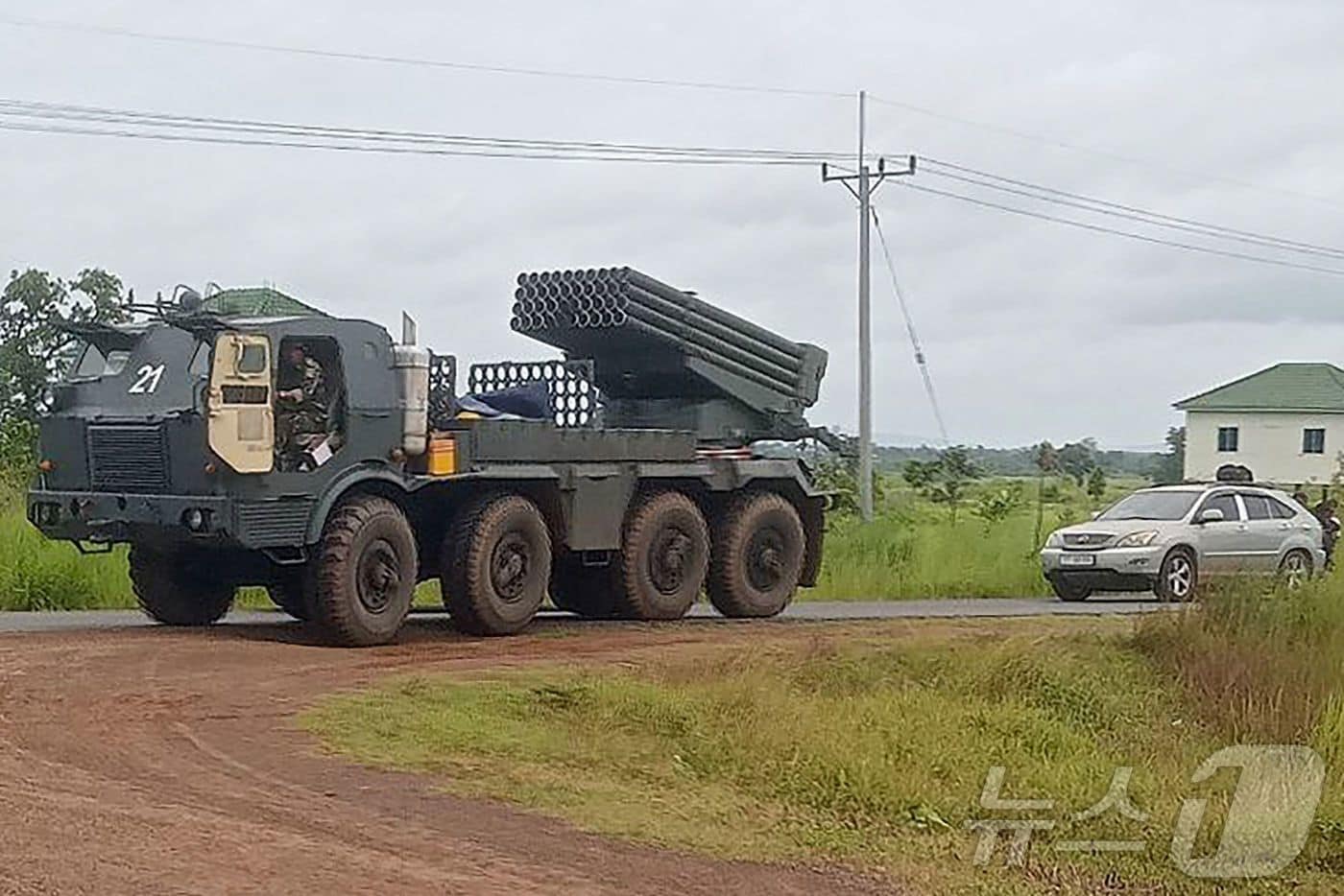 동남아시아 이웃국 태국과 캄보디아가 24일 국경 지역에서 교전을 벌인 가운데 캄보디아 군이 교전에 사용한 러시아산 BM-21 다연장로켓포가 기지로 복귀하고 있다. 2025.07.24 ⓒ AFP=뉴스1 ⓒ News1 최종일 선임기자
