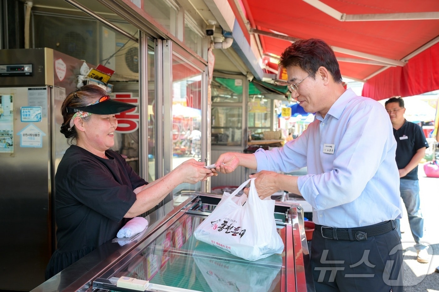 노관규 순천시장이 24일 원도심과 전통시장을 찾아 민생회복 소비쿠폰 사용을 독려하고 현장 애로사항을 청취하고 있다.(순천시 제공. 재판매 및 DB 금지)