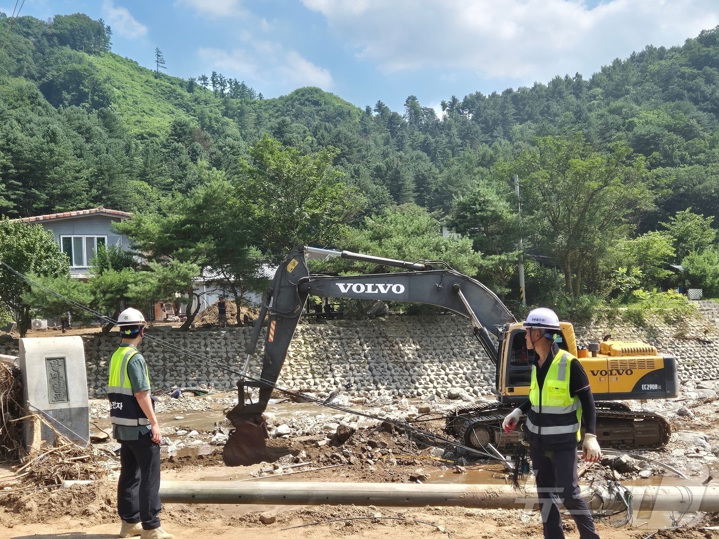 지난해 7월24일 경기 가평군 조종면 마일1리에서 집중호우 피해 복구 작업이 이뤄지고 있다. 2025.7.24/뉴스1 ⓒ News1 양희문 기자