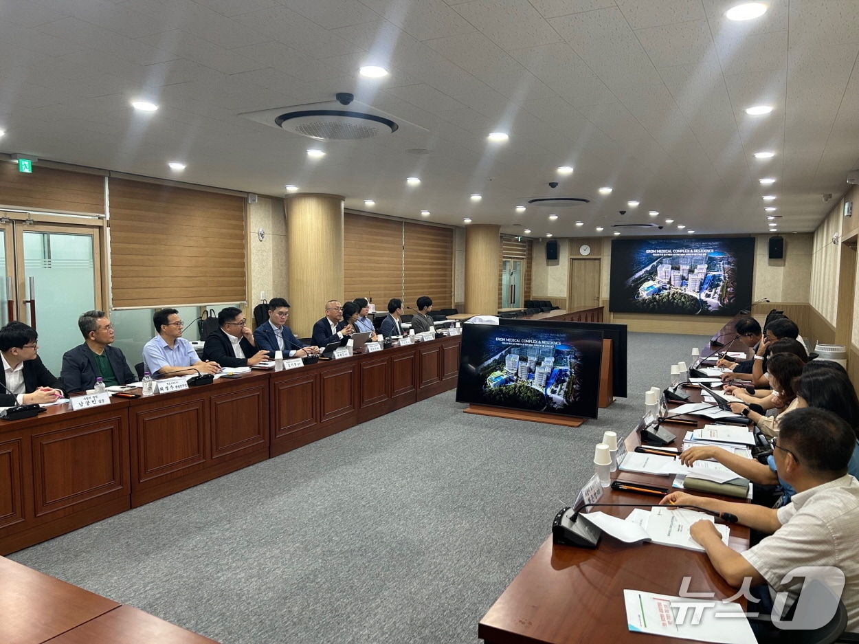 경기 의왕시 백운밸리 종합병원 설립 전담조직(TF)이 지난 23일 첫 회의를 진행하고 있다. (의왕시 제공. 재판매 및 DB 금지) 2025.7.24/뉴스1