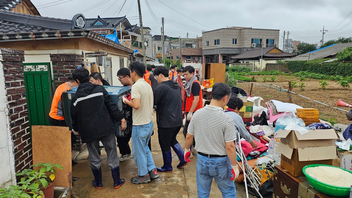 자원봉사자들이 도내 침수 주택에서 물품 등을 정리하고 있다.(충남도 제공. 재판매 및 DB금지)/뉴스1 