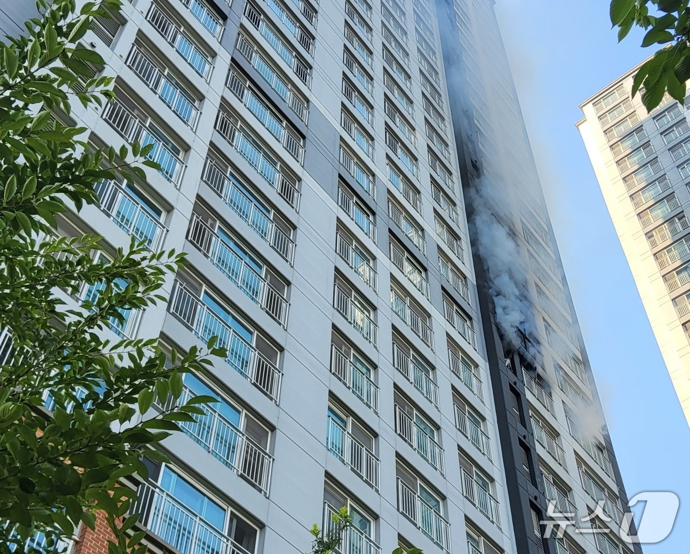 경기 용인시 수지구 아파트 화재 현장.(경기도소방재난본부 제공. 재판매 및 DB금지)