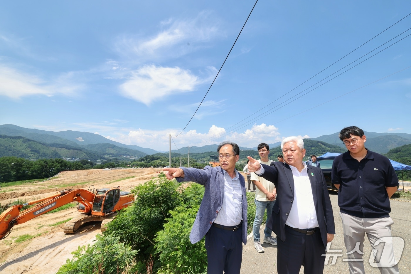 황인홍 전북 무주군수(가운데)가 무풍면 증상리 일원에 조성 중인 '스마트팜 원예단지 기반조성' 현장에서 추진 상황을 점검하고 있다.(무주군 제공. 재판매 및 DB금지)