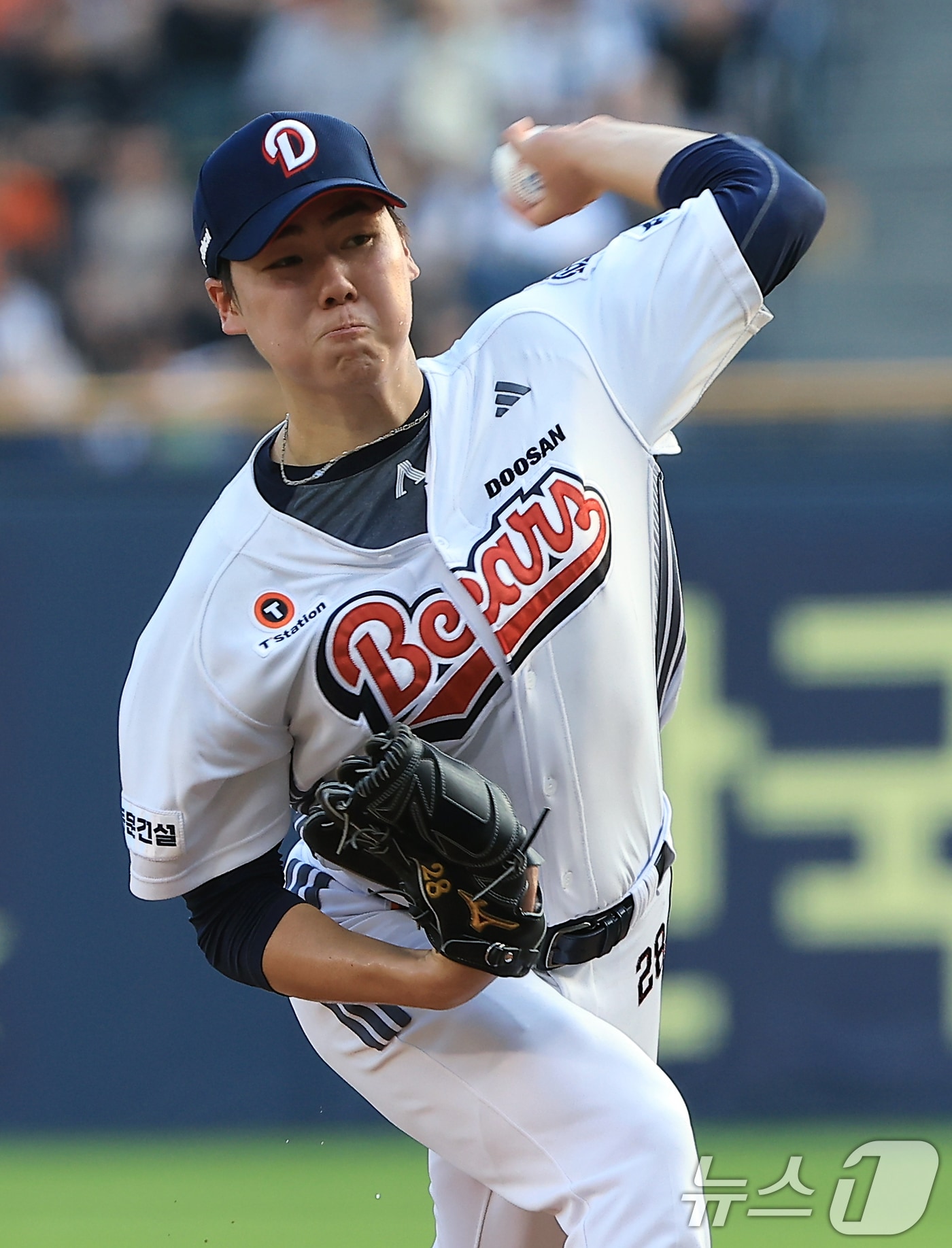 두산 선발 최승용이 24일 오후 서울 송파구 잠실야구장에서 열린 프로야구 '2025 신한 SOL뱅크 KBO 리그' 한화 이글스와 두산 베어스의 경기에서 역투하고 있다. 2025.7.24/뉴스1 ⓒ News1 박정호 기자