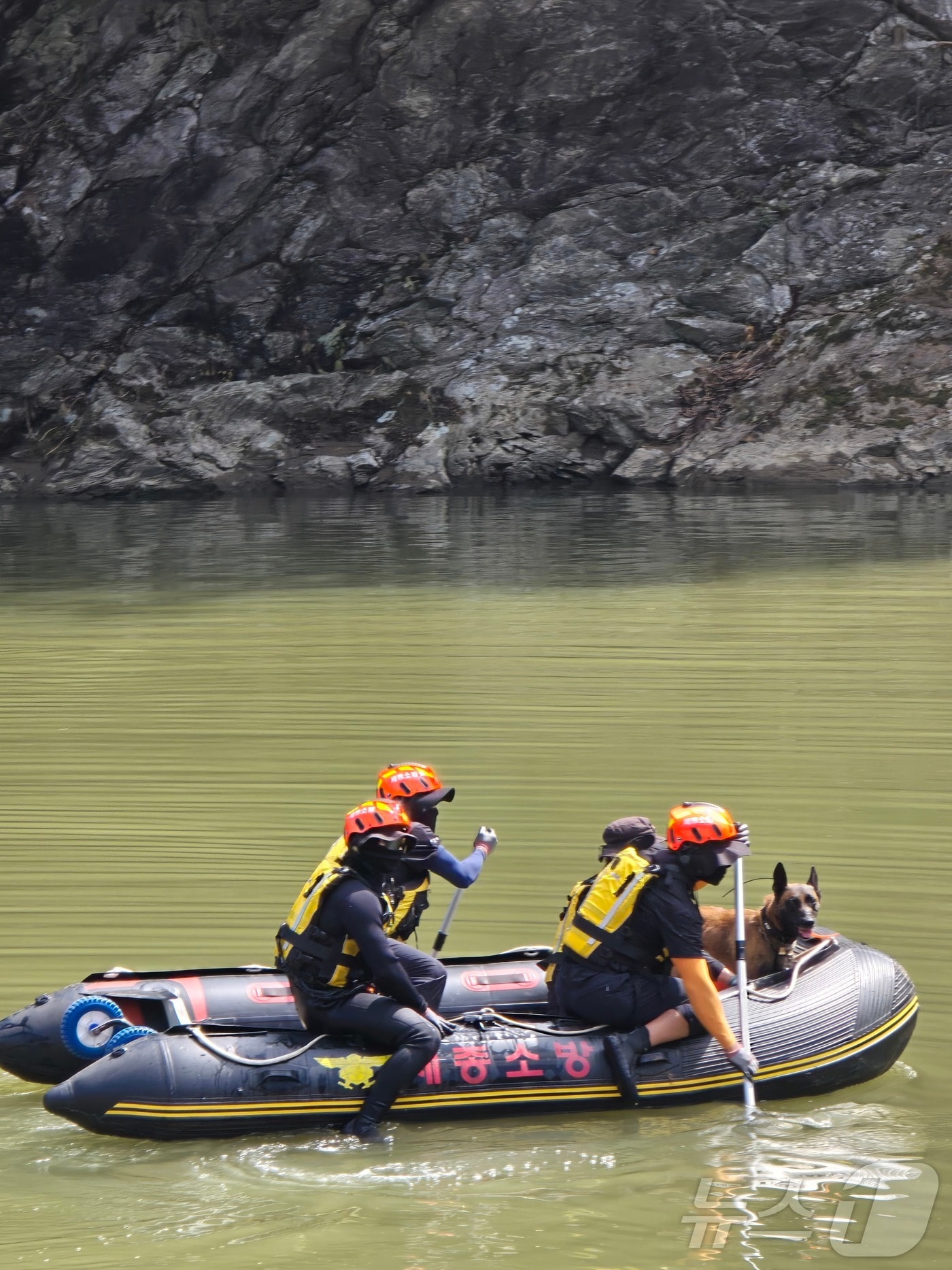 24일 경기 가평군 일대에서 소방 당국이 수해 실종자를 찾기 위해 수색 작업을 벌이고 있다. (경기도북부소방재난본부 제공, 재판매 및 DB 금지) 2025.7.24/뉴스1 ⓒ News1 양희문 기자